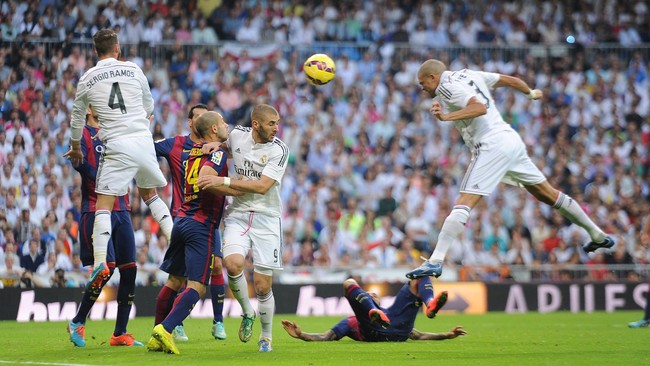 Debut wasit David Borbalan di El Clasico pada leg kedua Piala Super Spanyol di Camp Nou, 17 Agustus 2011, diwarnai kontroversi colokan mata Mourinho.