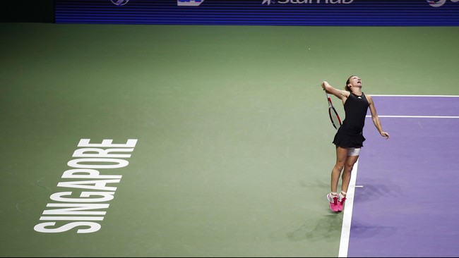 Serena Williams sukses mempertahankan gelarnya dengan mengalahkan Simona Halep dua set langsung Minggu (26/10), dalam laga final WTA Championship di Singapura.