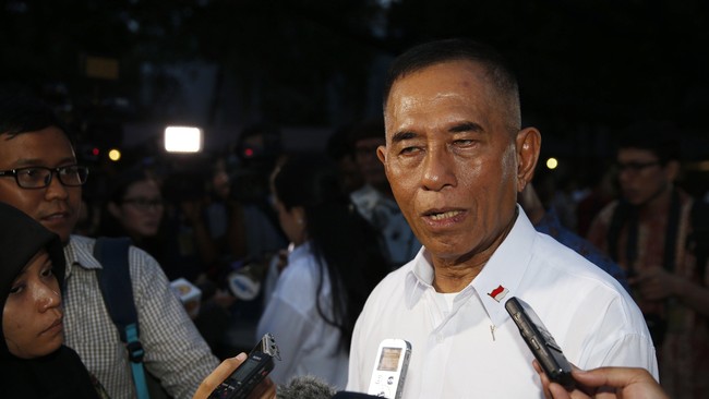 Tak pernah terlintas baginya untuk mendapatkan posisi sebagai menteri yang bertanggung jawab atas pertahanan negara. Fokus memperkuat TNI target Ryamizard