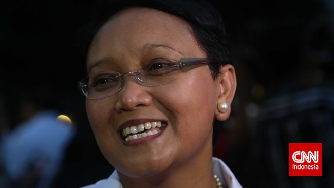Retno Marsudi yang ditunjuk sebagai menteri luar negeri wanita pertama negara ini punya tugas berat dalam mempertahankan martabat Indonesia di mata asing.