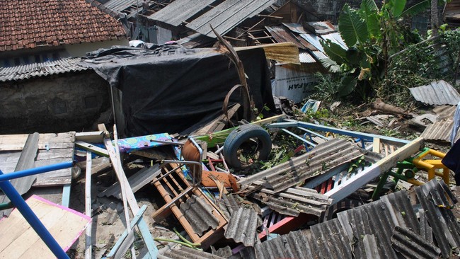 Angin puting beliung menerjang Desa Babelan Bekasi, Kabupaten Bekasi, Jawa Barat, Jumat (23/10) siang, merusak puluhan rumah di enam RT.