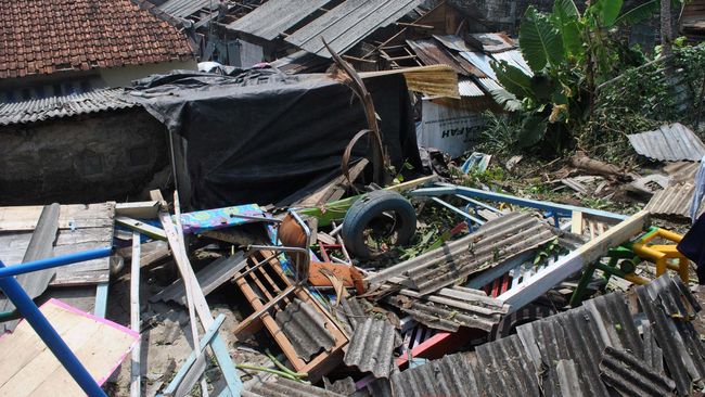 Puting Beliung Sapu Desa Babelan Bekasi, Puluhan Rumah Rusak Angin puting beliung menerjang Desa Babelan Bekasi, Kabupaten Bekasi, Jawa Barat, Jumat (23/10) siang, merusak puluhan rumah di enam RT.
