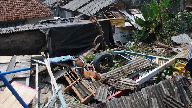 Puting Beliung Sapu Desa Babelan Bekasi Puluhan Rumah Rusak