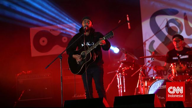Band asal Bandung, Pure Saturday meramaikan Synchronize Festival dengan membawakan sejumlah lagu andalan, di antaranya adalah Pagi.
