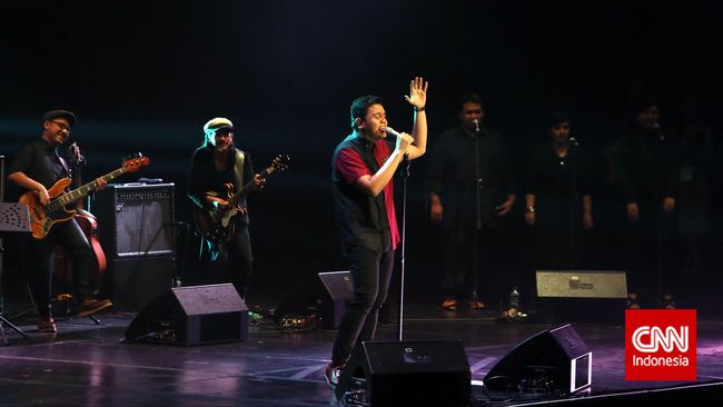 Konser musik lazimnya diselenggarakan di akhir pekan. Tulus membuat anomali. Ia menggelar konser di hari Selasa. Anehnya, tiket tetap ludes terjual.