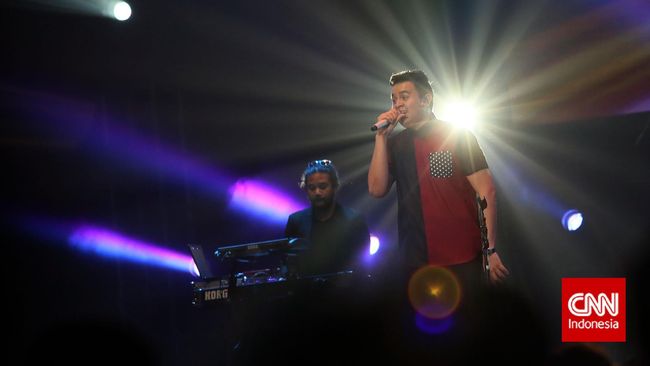 Penyanyi solo Tulus siap memuaskan penggemarnya lewat serangkaian lagu romantisnya dalam konser Gajah yang akan digelar nanti malam.