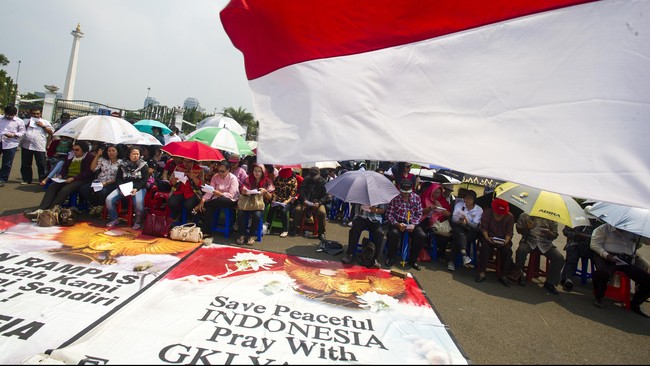 Jemaat GKI Yasmin berharap bisa merayakan Natal secara damai di bawah perlindungan polisi. Selama ini mereka merayakan Natal di seberang Istana Negara.