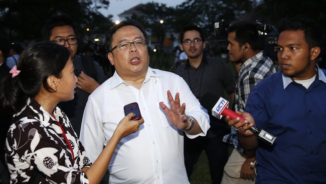 Salah satu tantangan terberat Menteri Keuangan adalah berhadapan dengan Dewan Perwakilan Rakyat (DPR) yang didominasi oleh koalisi oposisi.