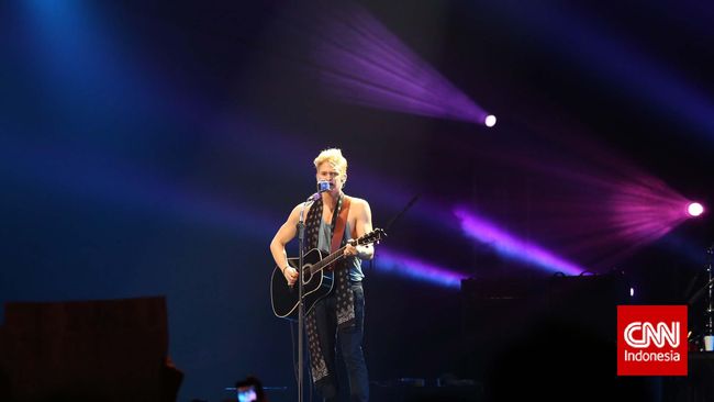 Sabtu (25/10), panggung Java SoundsFair 2014 bertabur bintang. Musisi-musisi kondang dihadirkan. Jakarta Conventiion Centre dipenuhi irama dan pekik penggemar.