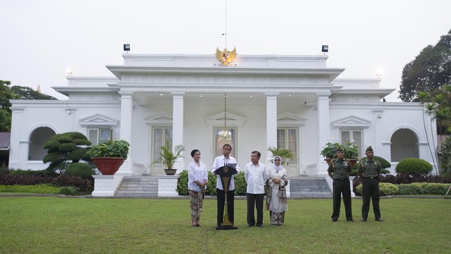 Sejumlah sumber di lingkaran Istana maupun partai politik pendukung pemerintah menyatakan perombakan kabinet akan diumumkan Jokowi pukul 13.00 WIB.