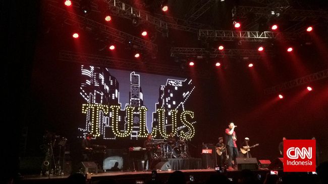 Tulus hadir menghibur penggemar di Java SoundsFair 2014, Plennary Hall, Jakarta, Sabtu (25/10). Setiap lagunya dinyanyikan serempak oleh para penggemar.