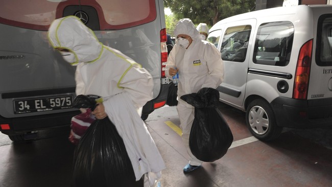 Kantor-kantor konsulat di Istanbul menerima paket mencurigakan berupa bubuk kuning yang dikirim dalam waktu bersamaan, 16 orang dirawat di rumah sakit.