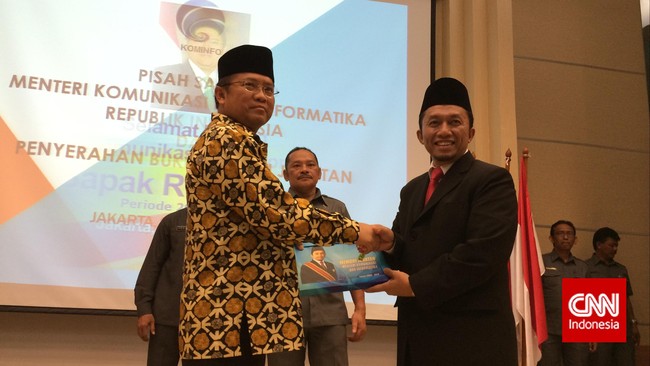 Tifatul Sembiring menyerahkan jabatan Menteri Komunikasi dan Informatika kepada Rudiantara. Di akhir sambutan, Tifatul mengucap pantun perpisahan.
