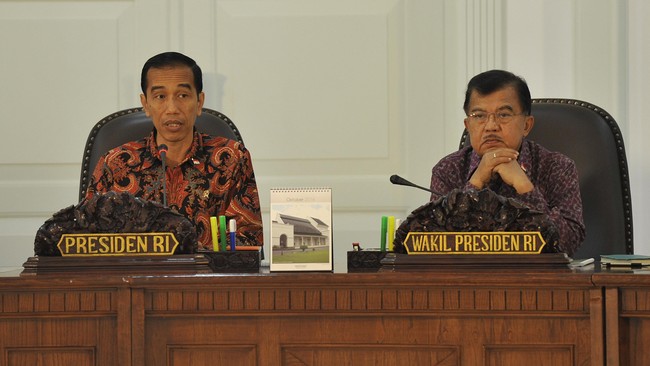 Ketika menjabat sebagai Presiden, SBY hanya tampil ke hadapan publik ketika mengumumkan harga BBM yang turun tetapi menugaskan JK dan menteri ketika harga naik.