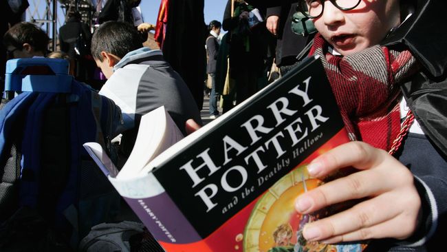 Seorang guru sekolah swasta melarang buku-buku seperti Harry Potter, The Hunger Games, Lord of The Rings, Game of Thrones dibaca anak-anak.