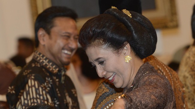 Sosok Susi Pudjiastuti menjadi topik paling dibicarakan di Twitter beberapa hari lalu. Foto sang menteri merokok di Istana Negara menarik perhatian publik maya.