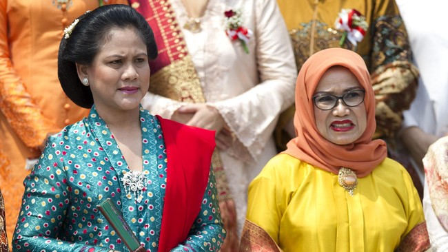 &ldquo;Yang saya cintai dan hormati, Ibu Mufidah dan ibu-ibu semua yang cantik," kata Iriana Widodo dalam pertemuan resmi pertamanya dengan istri-istri menteri.