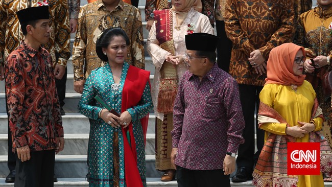 Pengamat politik Nico Harjanto mengatakan, kabinet seharusnya didukung oleh kepercayaan masyarakat yang tinggi. Jokowi diminta mengevaluasi kinerja menteri.