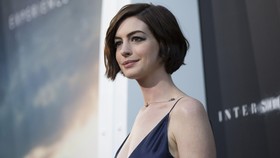 Kebijakan Trump Buat Anne Hathaway Tak Bisa Tinggal Diam