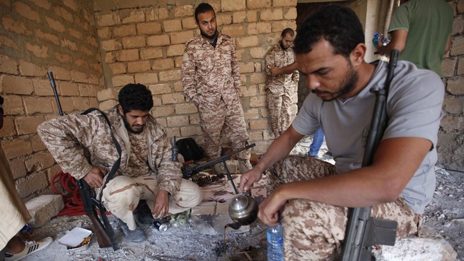 Bom meledak di dekat kedutaan Mesir dan Uni Emirat Arab di Tripoli, menyusul serangan bertubi-tubi di wilayah yang dikuasai oleh pemerintahan sah Libya.