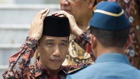 img-title Majelis Hakim Absen, Pencabutan Gugatan Ijazah Palsu Jokowi Tertunda