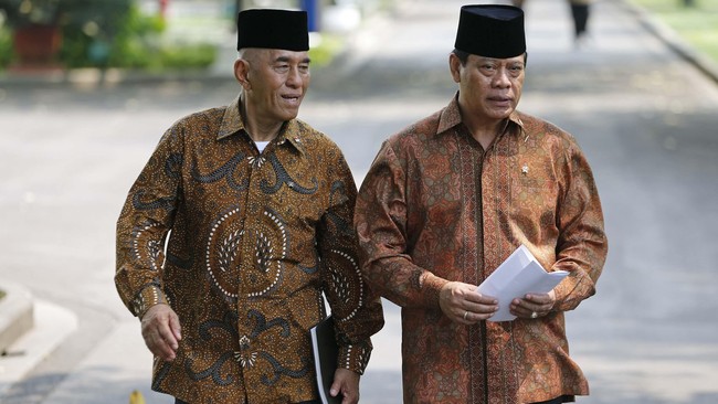 Golkar dalam Munas menolak Perppu Pilkada yang diterbitkan SBY. Bila Perppu tak lolos di DPR, kepala daerah akan dipilih oleh DPRD, tak langsung oleh rakyat.