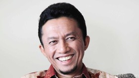 Tifatul Serahkan Jabatan Sambil Berpantun