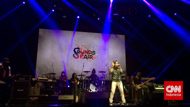 Ari Lasso membuat galau para penonton penampilannya di Soundsfair 2014. Ia menyanyikan rangkaian lagu cinta yang kental dengan romantisme.
