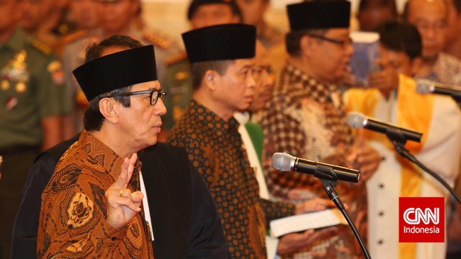 Menteri Perhubungan Ignasius Jonan bilang tak tahu kenapa dipilih jadi menteri. Dia baru tahu setelah mendapat baju putih yang ukurannya M.