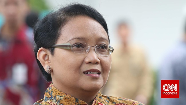 Menlu yang dikenal bergaya necis, Marty Natalegawa telah resmi digantikan oleh sosok keibuan Retno Marsudi dalam acara sertijab di Kemenlu hari ini.