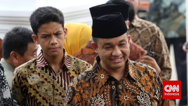 "Belum ada komentar dulu. Tadi ngobrol soal Jakarta saja. Nanti penjelasannya sekalian besok," kata Anies sebelum meninggalkan rumah Prabowo.