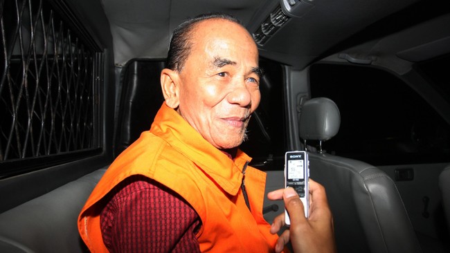 Annas mengaku tak pernah bertemu atau berinteraksi dengan Romi. Sejauh ini Romi diperiksa sebagai saksi kasus&nbsp;alih fungsi hutan.