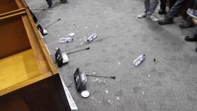 Sidang Paripurna Pemberhentian Bupati Maluku Tengah Ricuh
