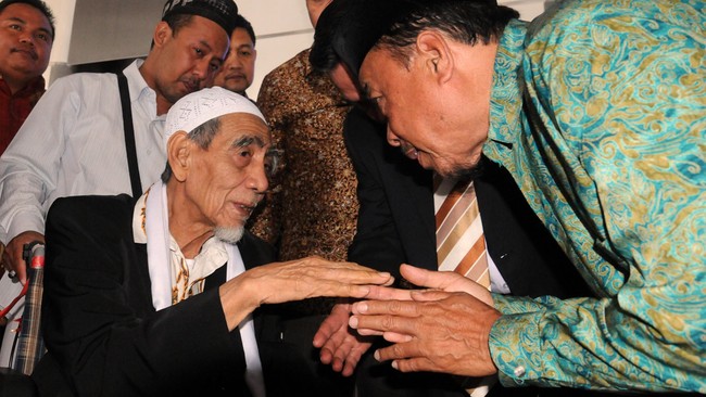 Ketua Umum PPP versi Muktamar Jakarta Djan Faridz menemui Mbah Moen pasca putusan MA dan PTUN yang memenangkan kubunya.