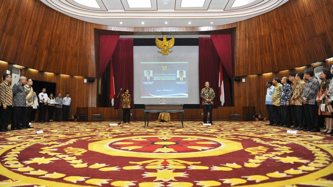 Rapat internal lintas kementerian koordinator dan jajarannya akan dilakukan pukul 19.00 WIB, dilanjutkan pengumuman pada pukul 21.00 WIB.