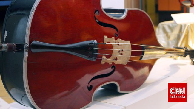 Musik keroncong mulai sayup terdengar. Modernitas yang terus menjalar ke sendi kehidupan menjadi salah satu alasan keroncong makin ditinggalkan generasi muda.