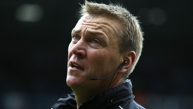 Graham Poll, berkata bahwa wasit harus lebih sering menindak tegas para pemain yang sering 'bergumul' di kotak penalti ketika skema bola mati.