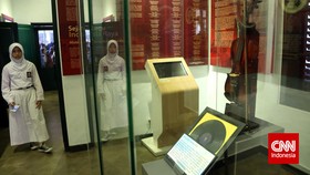 Sejumlah anak sekolah mengamati koleksi patung di Museum Sumpah Pemuda usai mengikuti upacara memperingati Sumpah Pemuda, di Museum Sumpah Pemuda, Jakarta, Selasa 28 Oktober 2014. Setiap tanggal 28 Oktober selalu diperingati sebagai Hari Sumpah Pemud