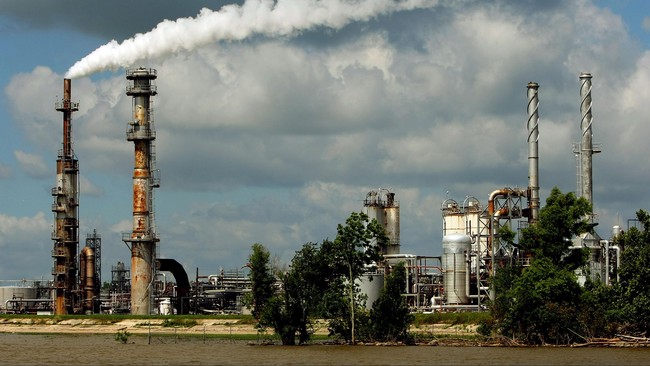 Dua perusahaan minyak asal AS, yaitu Chevron dan Exxon Mobil, mengalami penurunan laba  signifikan menyusul turunnya harga minyak dan gas dunia.