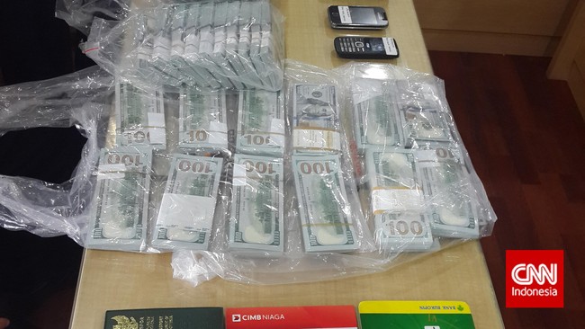 Bank CIMB Niaga dibobol. Pembobolan diduga terjadi karena persoalan pada sistem pengamanan di internal bank tersebut.