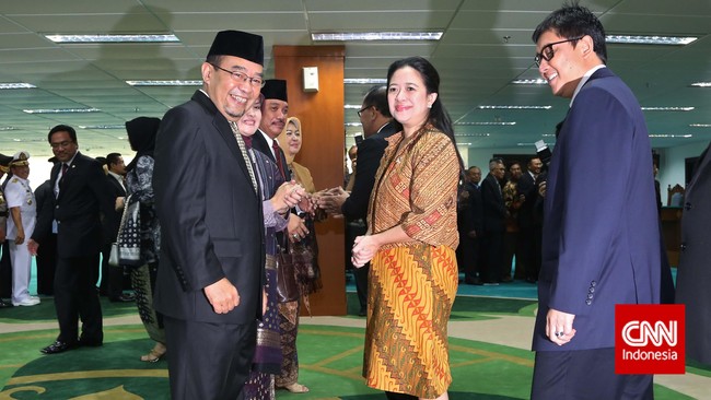 "Yang terhormat Mbak Puan Maharani. Usia beliau tidak jauh beda dengan putri saya. Ruang kerja saya jadi feminim, ternyata mau ditempati Mbak Puan," kata Agung.