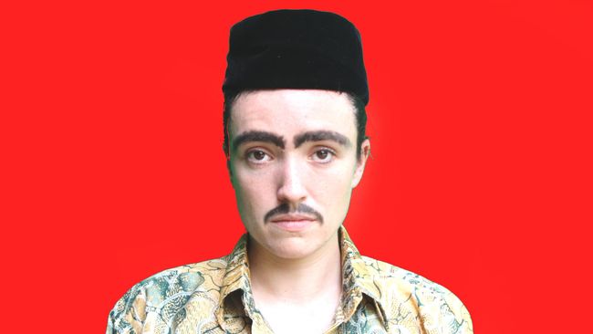 Sacha Stevenson&nbsp;mulai tenar karena video yang diunggahnya ke YouTube. How to Act Indonesian merupakan banyolan Sacha tentang kebiasaan orang Indonesia.