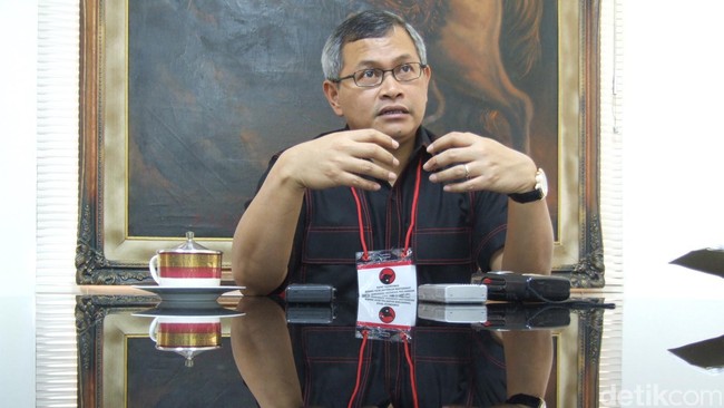 Koalisi Indonesia Hebat mengangkat Pramono Anung sebagai Ketua DPR versi mereka. Kubu PDIP tak terima dengan sapu bersih komisi oleh koalisi Prabowo.