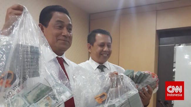 Polisi menjeratkan tiga pasal kepada empat tersangka pembobol Bank CIMB Niaga. Pasal perbankan, pencucian uang, dan transfer dana, ancaman penjara 20 tahun.