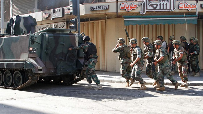 Di hari yang sama ketika militer Libanon mengklaim telah menangkap istri dan salah satu anak pemimpin ISIS al-Baghdadi, tentara Libanon diserang di perbatasan.