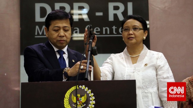 DPR meminta pemerintah melayangkan surat protes atas Malaysia, bahkan menghimbau negara itu untuk bisa menertibkan perilaku warga negaranya.