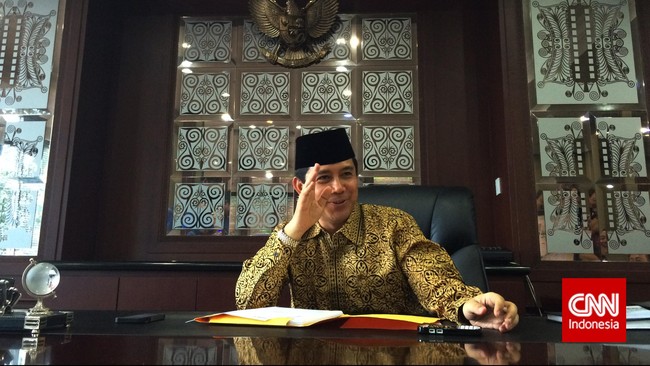Para pembina kepegawaian diminta untuk tidak memasukkan keterlambatan karena mengantar anak hari pertama sekolah sebagai pelanggaran disiplin jam kerja.