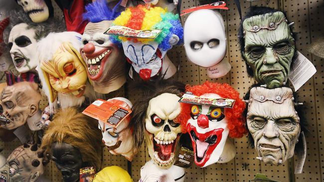 Halloween di Indonesia lebih dilihat sebagai bisnis dibandingkan budaya. Halloween menguntungkan berbagai pihak yang mengusung tema ini.