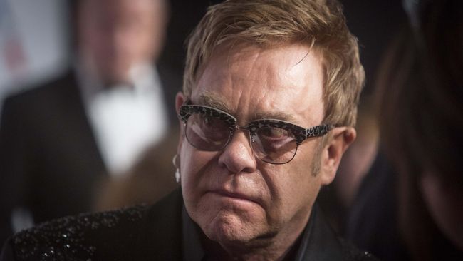 Elton John didapuk sebagai penulis pendamping untuk versi itu. Sebelumya ia sukses menulis untuk versi panggung musikal Lion King.