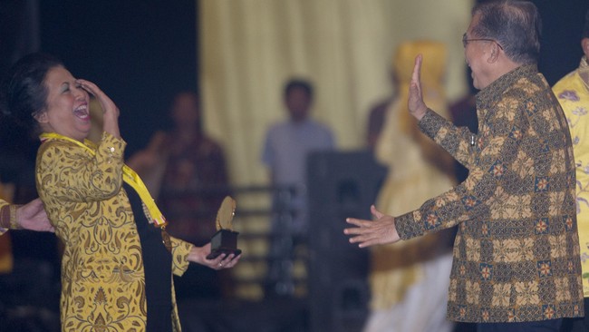 Agung Laksono bersama enam kader Partai Golkar lain mendesakkan agenda percepatan musyawarah nasional. Polemik musyawarah ini membelah partai beringin.